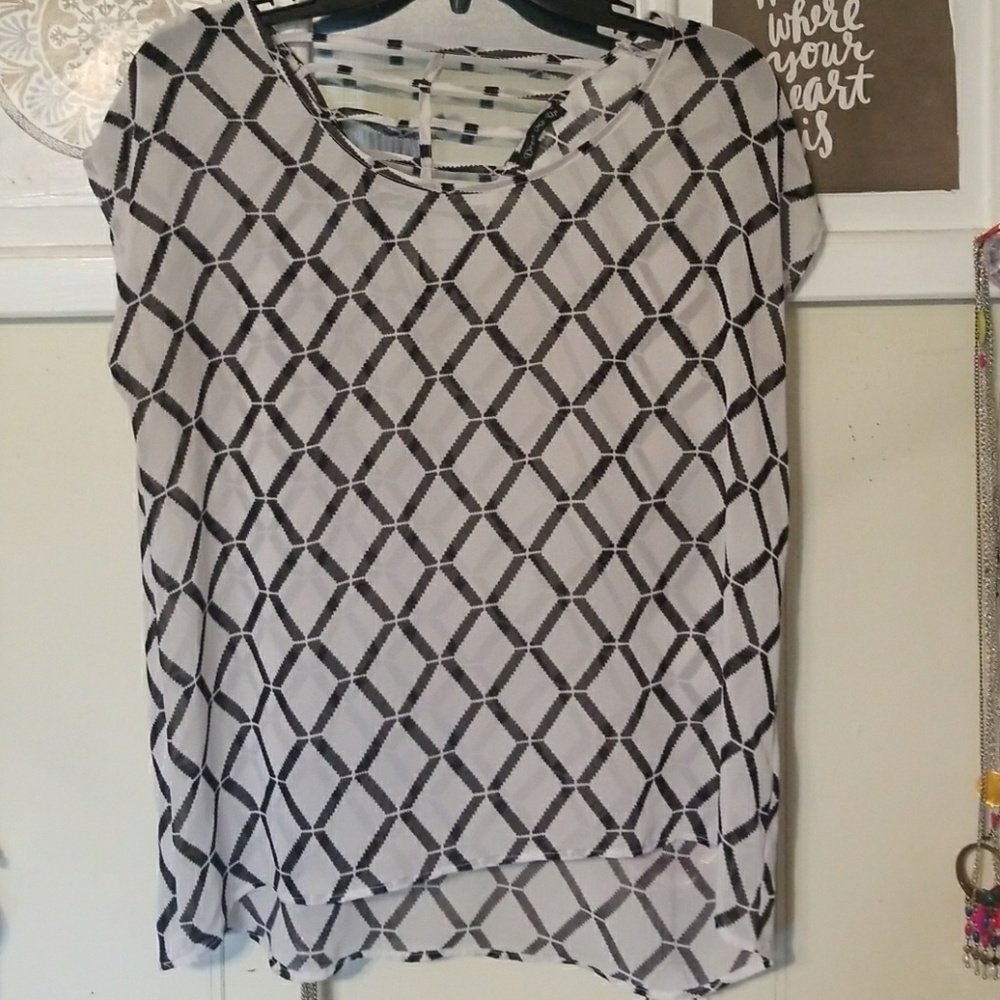🍒 3 for $10 Sheer top w/cute back cut out